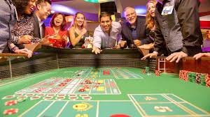 Antarmuka aplikasi mobile qq77bet menampilkan slot games dan live casino