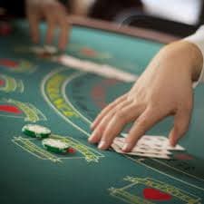 Tampilan dashboard qq77bet dengan permainan slot terbaru dan opsi live casino