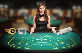 Antarmuka Hot Pot di qq77bet menampilkan gulungan slot dengan simbol-simbol berwarna cerah